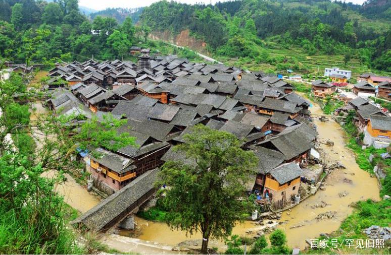 A scenic view of Qiandongnan Zengchong Gulou