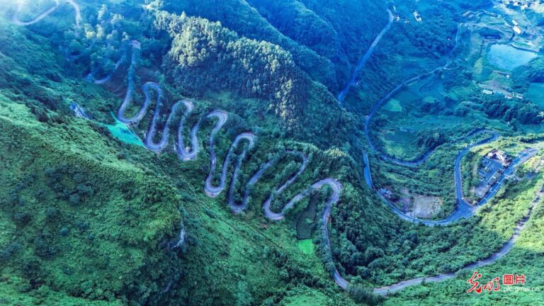 A Journey Along Qianxinan Ershisidaoguai Kangzhan Gonglu: Nature and Culture Unite