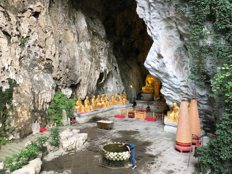 A scenic view of Qianxinan Longguang Guanyindong Yizhi