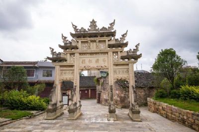 A scenic view of Qianxinan Lutun Paifangqun
