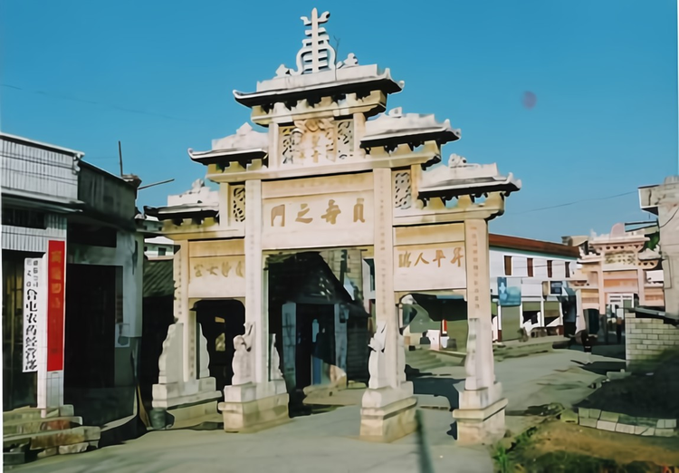 A scenic view of Qianxinan Lutun Paifangqun