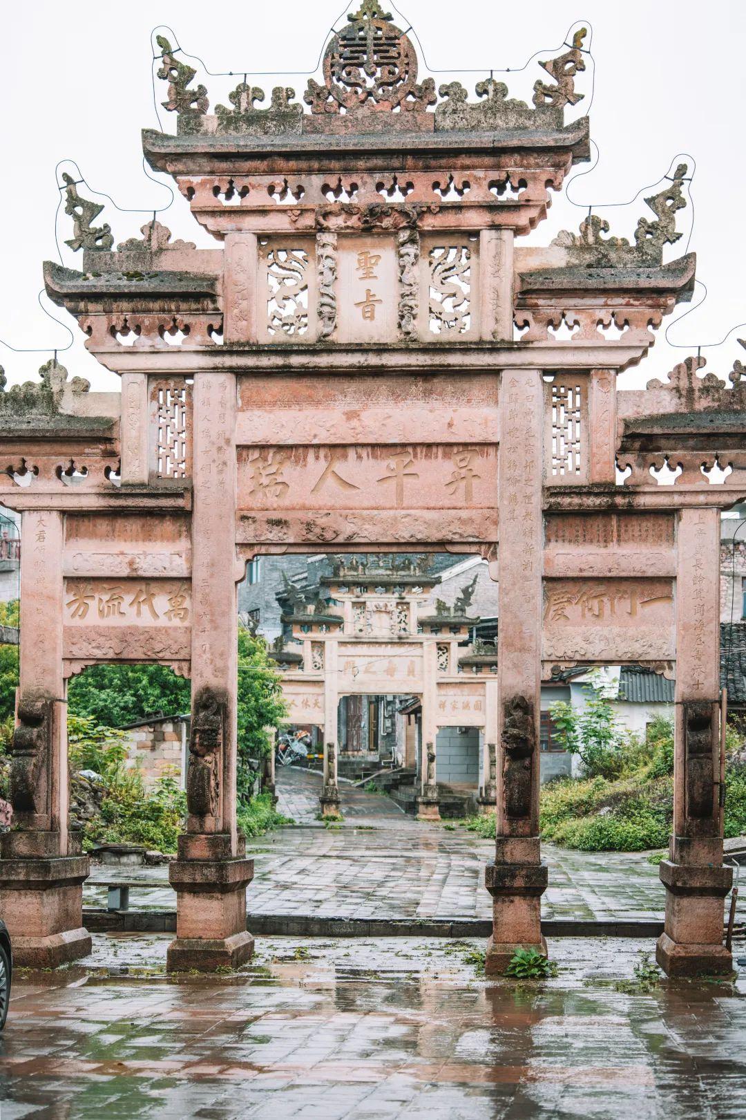 A scenic view of Qianxinan Lutun Paifangqun