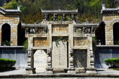 A scenic view of Qianxinan Ming Shibaxiansheng Mu