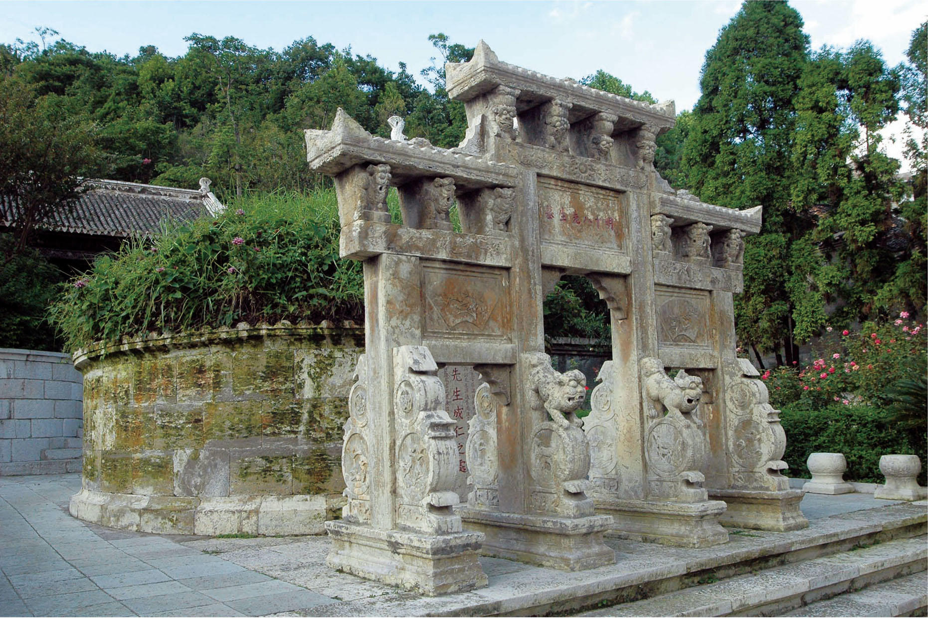 A scenic view of Qianxinan Ming Shibaxiansheng Mu