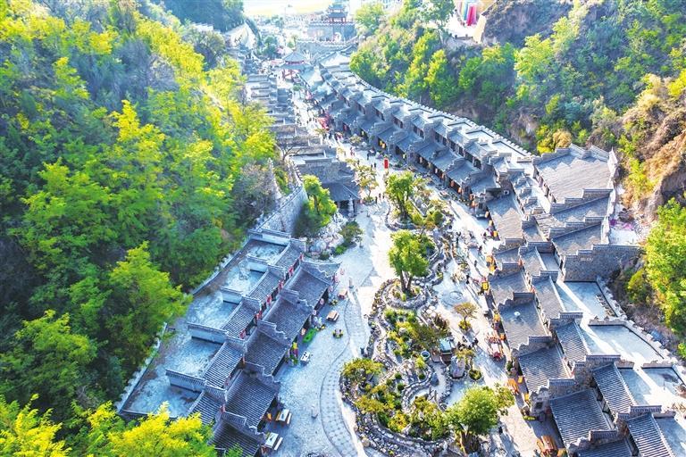 A scenic view of Qingyang Donghuachi Ta
