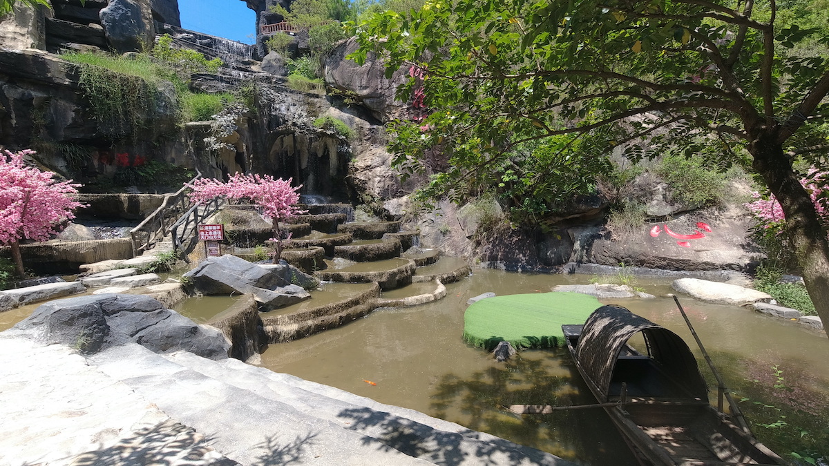 A scenic view of Quanzhou Nanan Taoyuangong