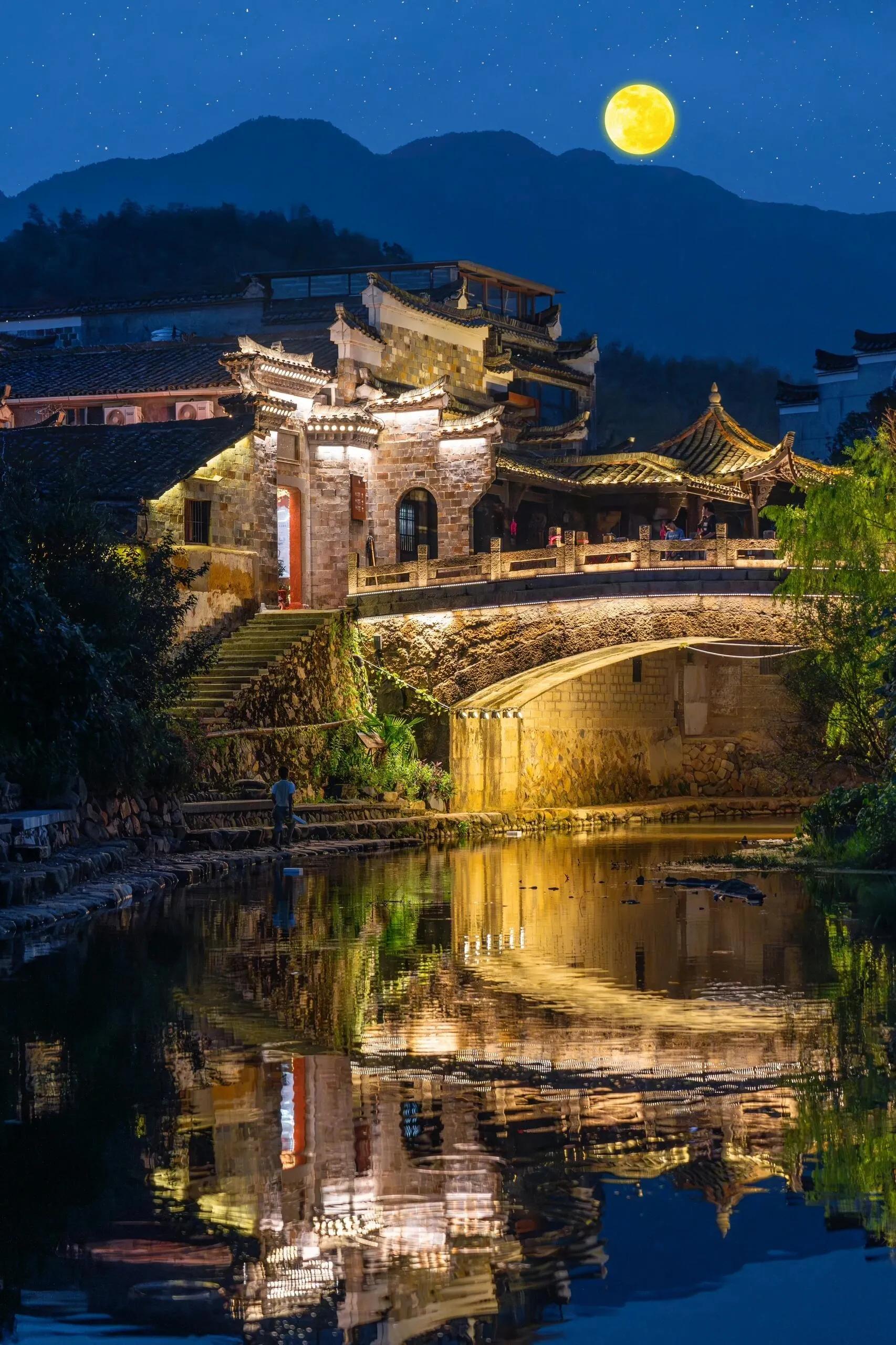 A scenic view of Quzhou Jiangshan Wenchanggong