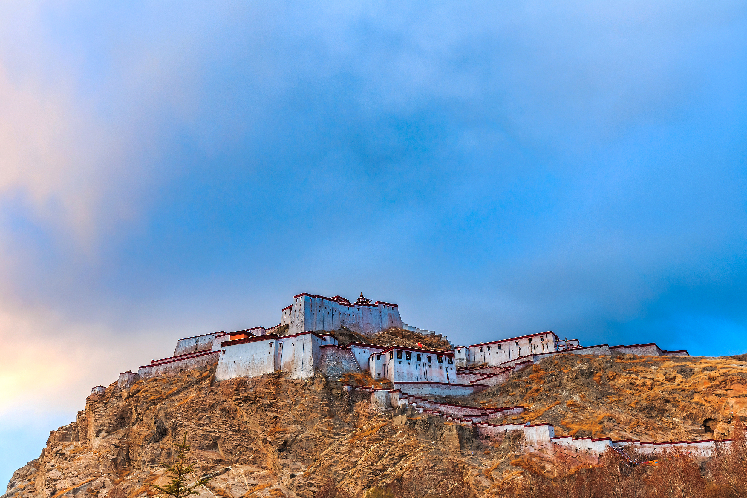 A scenic view of Rikaze Jiangzi Zongshan Kangying Yizhi
