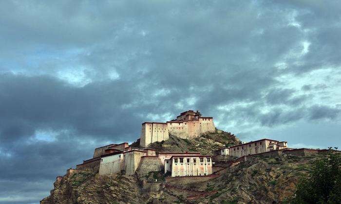 A scenic view of Rikaze Jiangzi Zongshan Kangying Yizhi