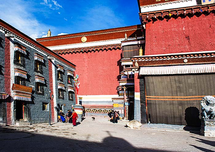 A scenic view of Rikaze Yadong Haiguan Yizhi