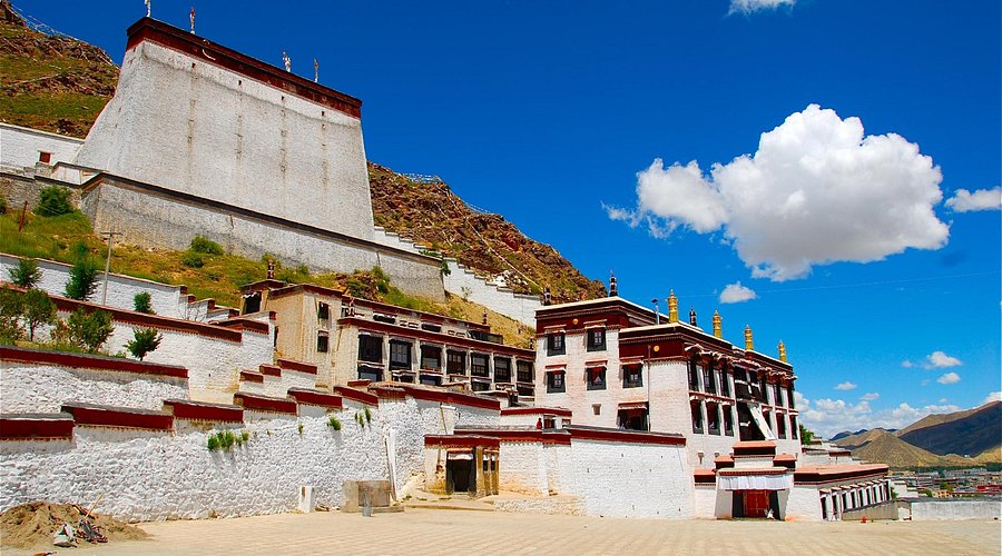 A scenic view of Rikaze Zhashilunbu Si