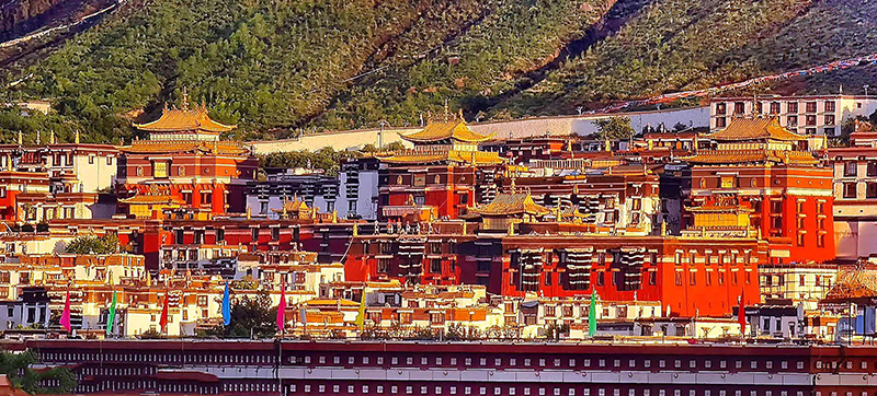 A scenic view of Rikaze Zhashilunbu Si