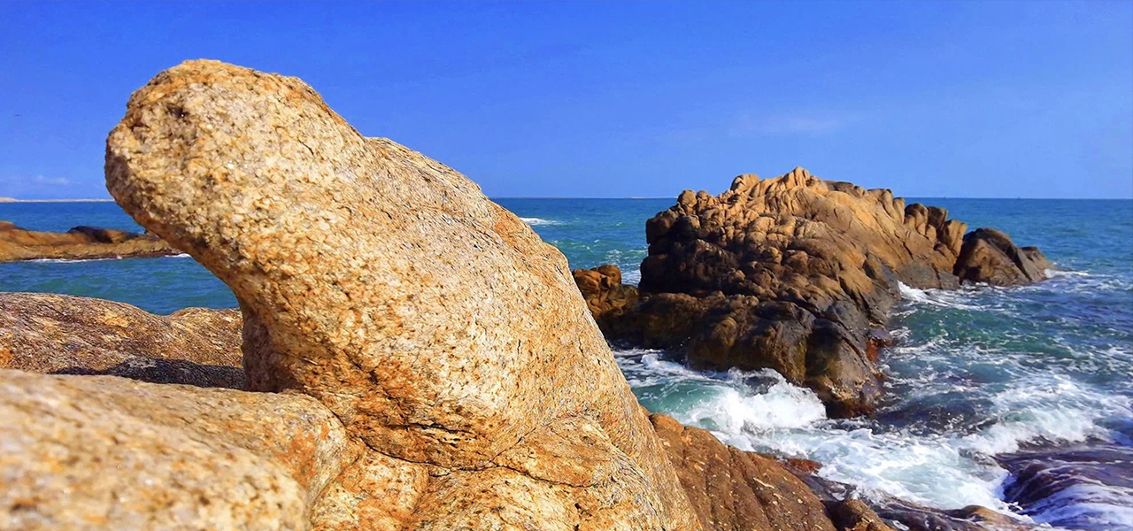 A scenic view of Sanya Tengqiao Muqun