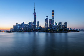 A scenic view of Shanghai Huangpu Waitan Jianzhuqun
