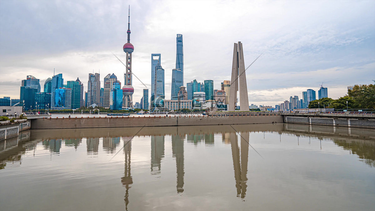 A scenic view of Shanghai Huangpu Waitan Jianzhuqun