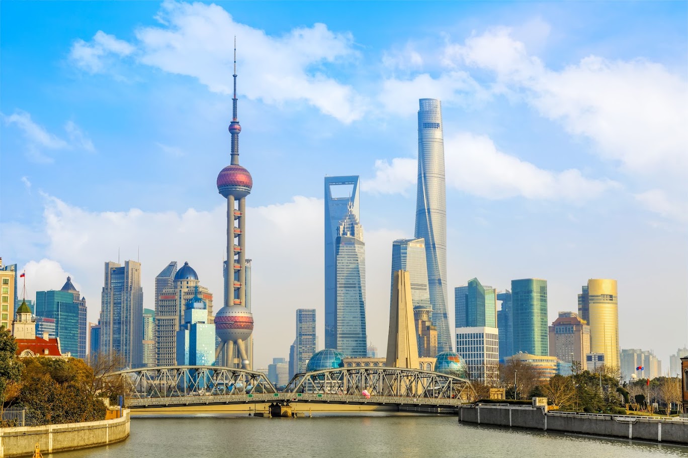 A scenic view of Shanghai Huangpu Waitan Jianzhuqun