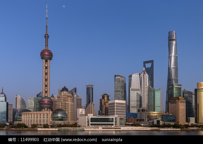 A scenic view of Shanghai Huangpu Waitan Jianzhuqun