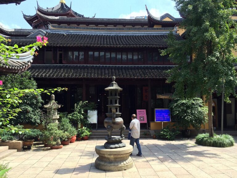 Captivating Culture and History: Your Essential Guide to Yuyuan Garden in Huangpu, Shanghai
