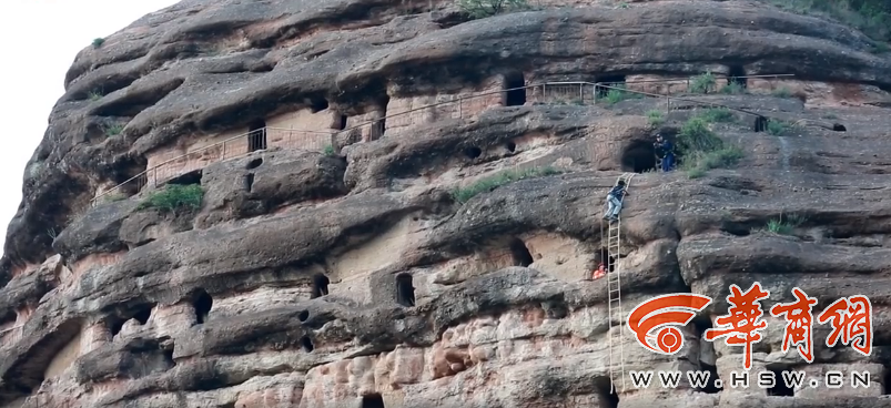 A scenic view of Shangluo Cliff Tombs