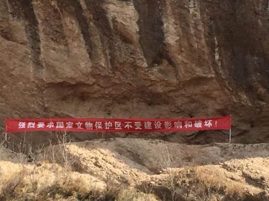 A scenic view of Shangluo Cliff Tombs