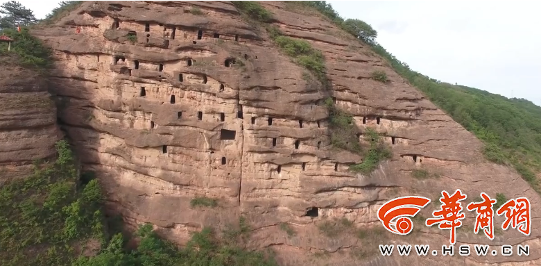 A scenic view of Shangluo Cliff Tombs