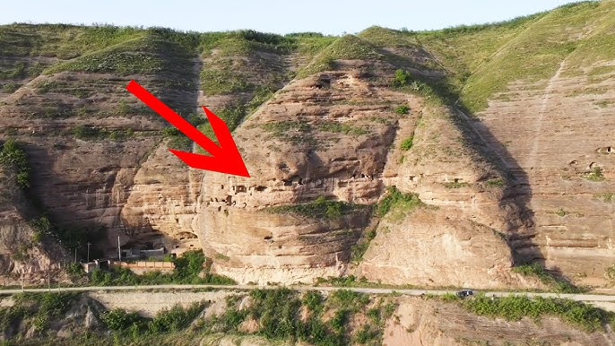 A scenic view of Shangluo Cliff Tombs