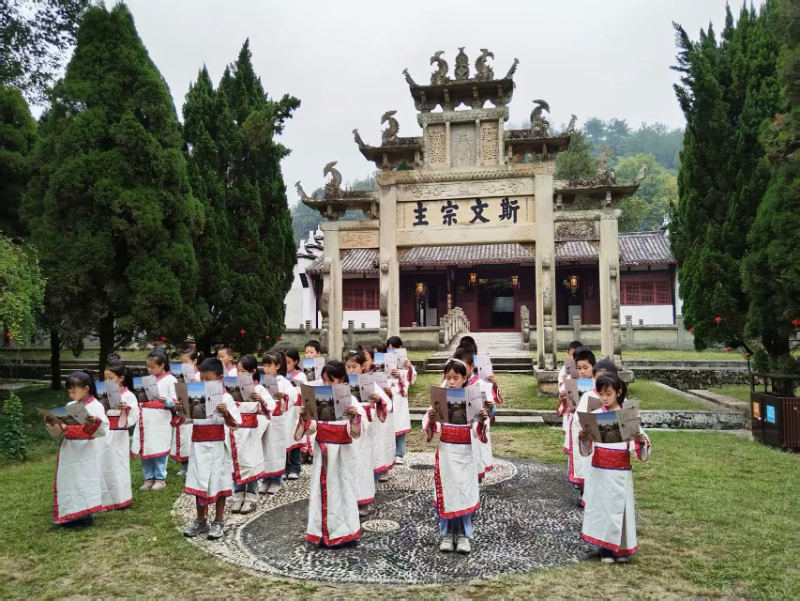 A scenic view of Shangrao Ehu Shuyuan
