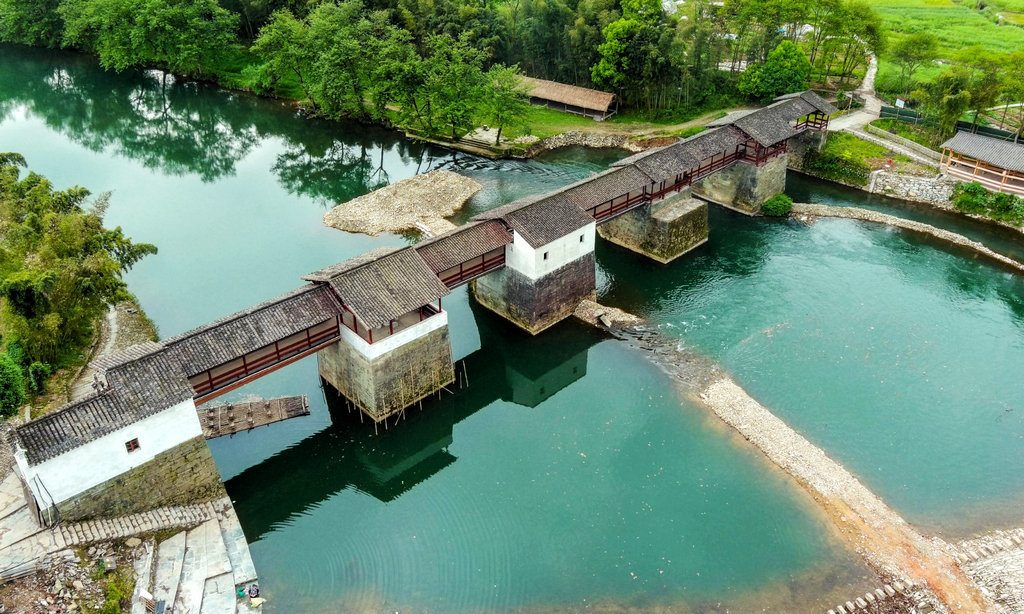 A scenic view of Shangrao Qinghua Caihongqiao