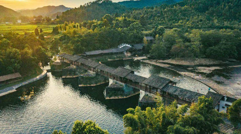 A scenic view of Shangrao Qinghua Caihongqiao