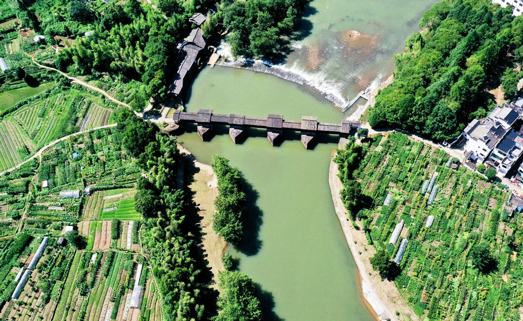 A scenic view of Shangrao Qinghua Caihongqiao