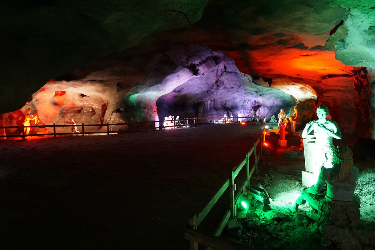 A scenic view of Shangrao Xianrendong Diaotonghuan Yizhi