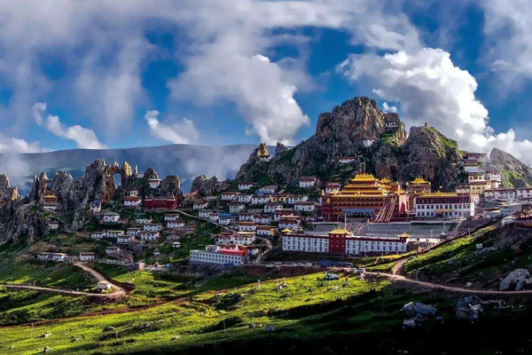 A scenic view of Shannan Quxi Diaolouqun