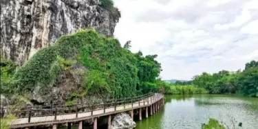 A scenic view of Shaoguan Shixia Yizhi