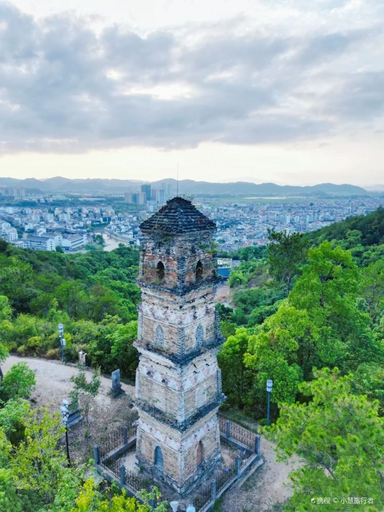 A scenic view of Shaoxing Donghuachengsi Ta