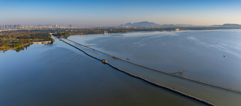 A scenic view of Shaoxing Zeluohu Bitang
