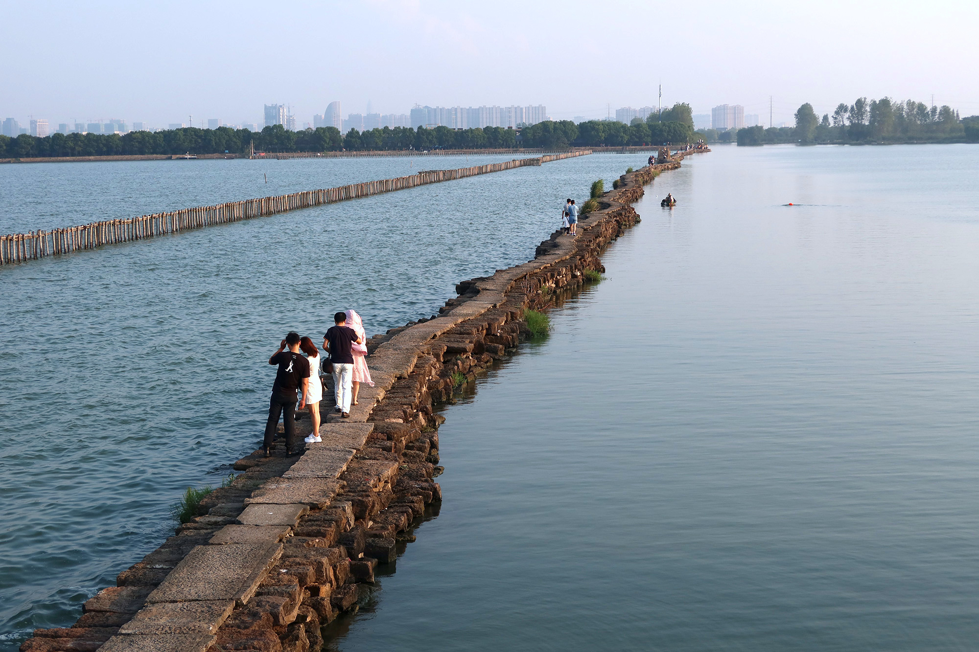 A scenic view of Shaoxing Zeluohu Bitang