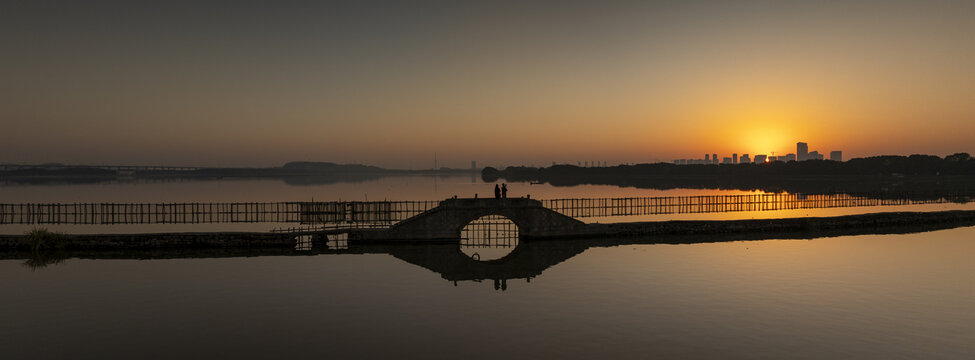 A scenic view of Shaoxing Zeluohu Bitang