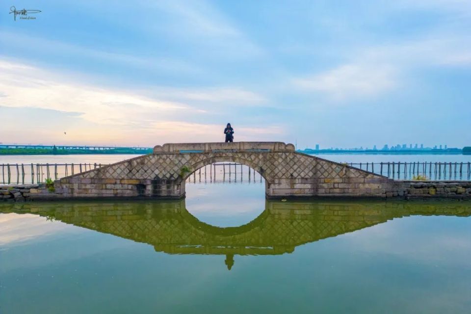 A scenic view of Shaoxing Zeluohu Bitang