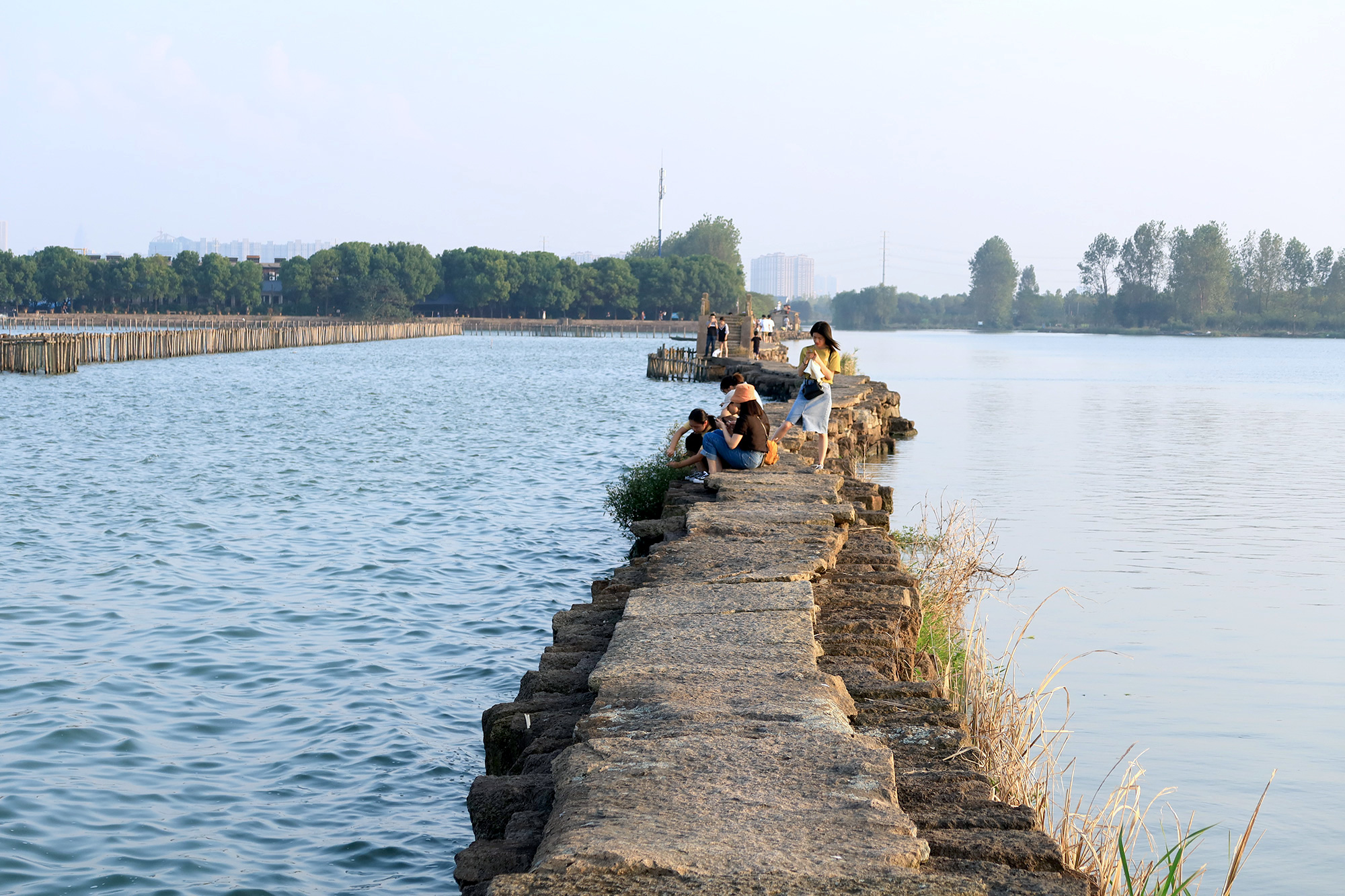 A scenic view of Shaoxing Zeluohu Bitang