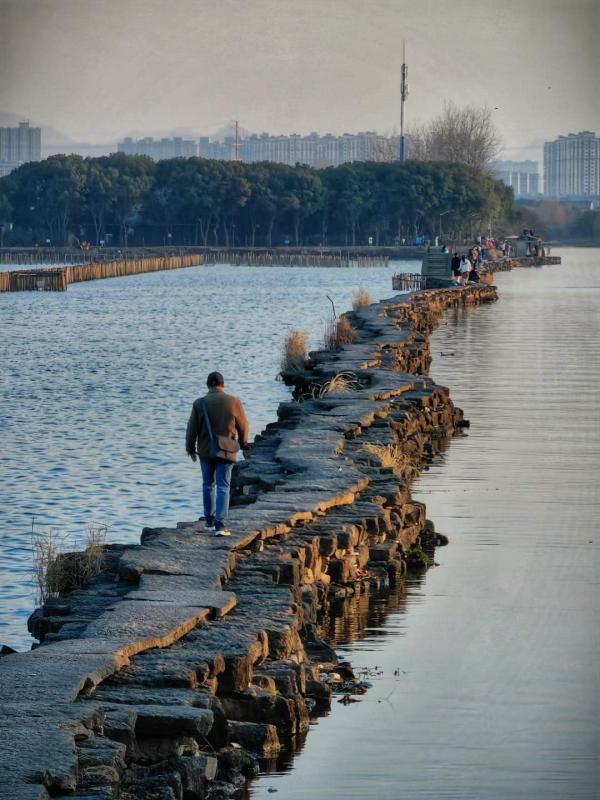 A scenic view of Shaoxing Zeluohu Bitang