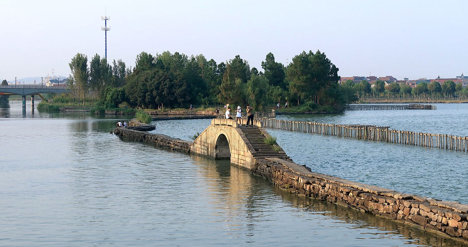 A scenic view of Shaoxing Zeluohu Bitang