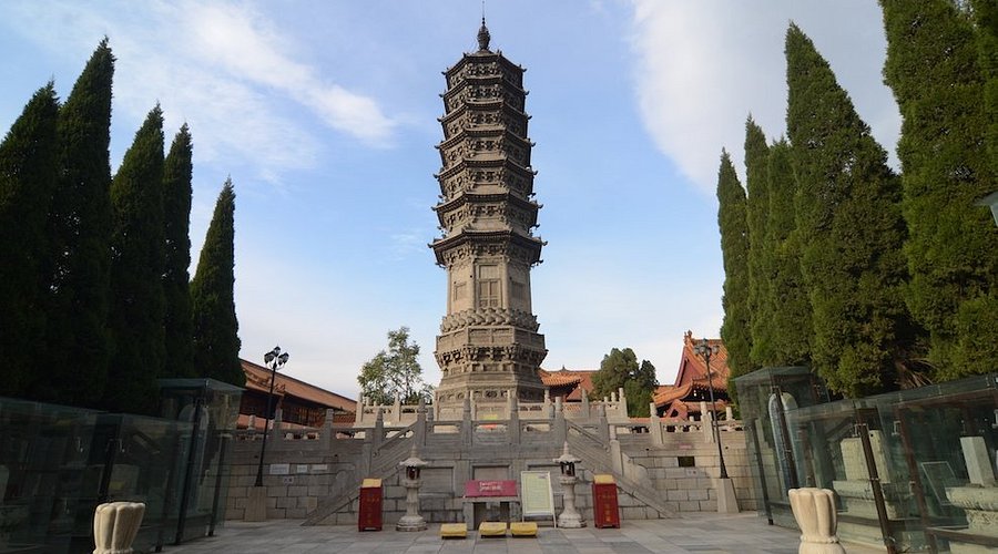 A scenic view of Shijiazhuang Bailin Temple Pagoda