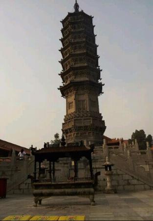 A scenic view of Shijiazhuang Bailin Temple Pagoda