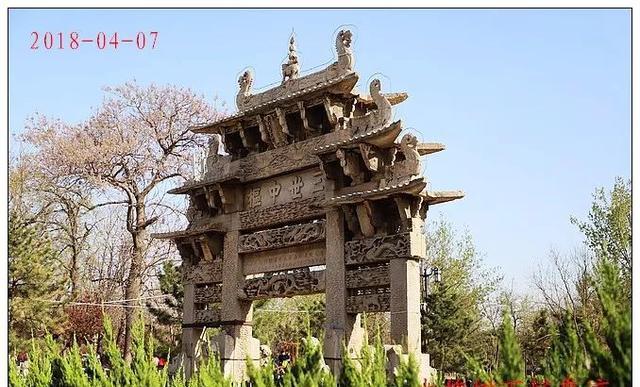 A scenic view of Shijiazhuang Lingshou Stone Archway