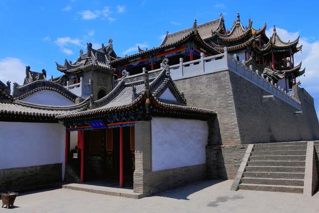 A scenic view of Shizuishan Pingluo Yuhuangge