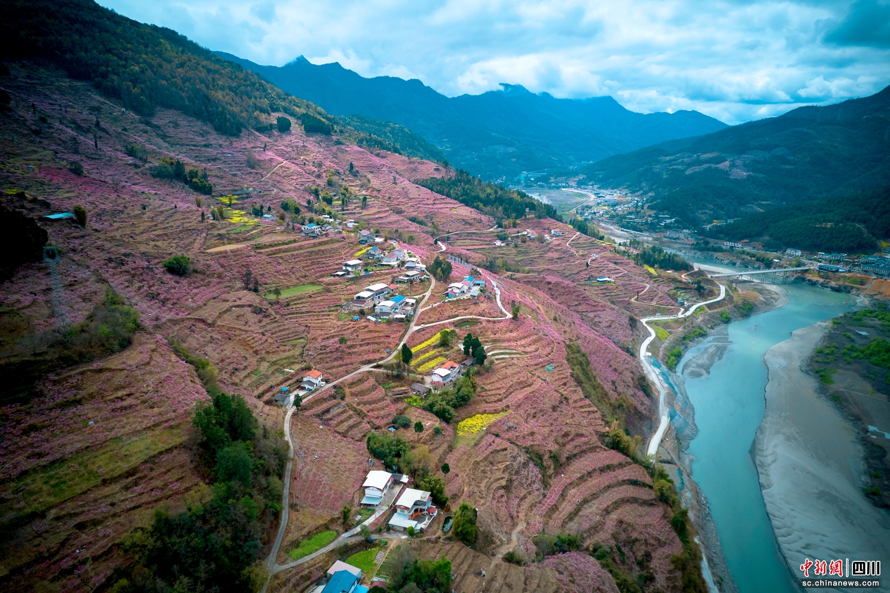 A scenic view of Suining Gaofengshan Gujianzhuqun