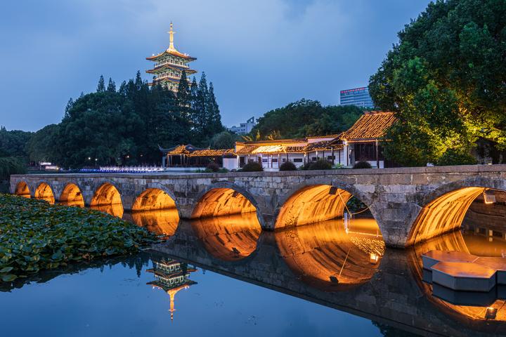 A scenic view of Suzhou Chuihong Duanqiao