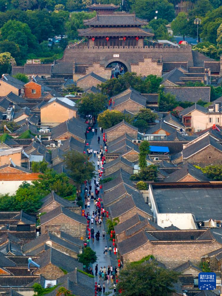 A scenic view of Suzhou Dongmiao Qiao