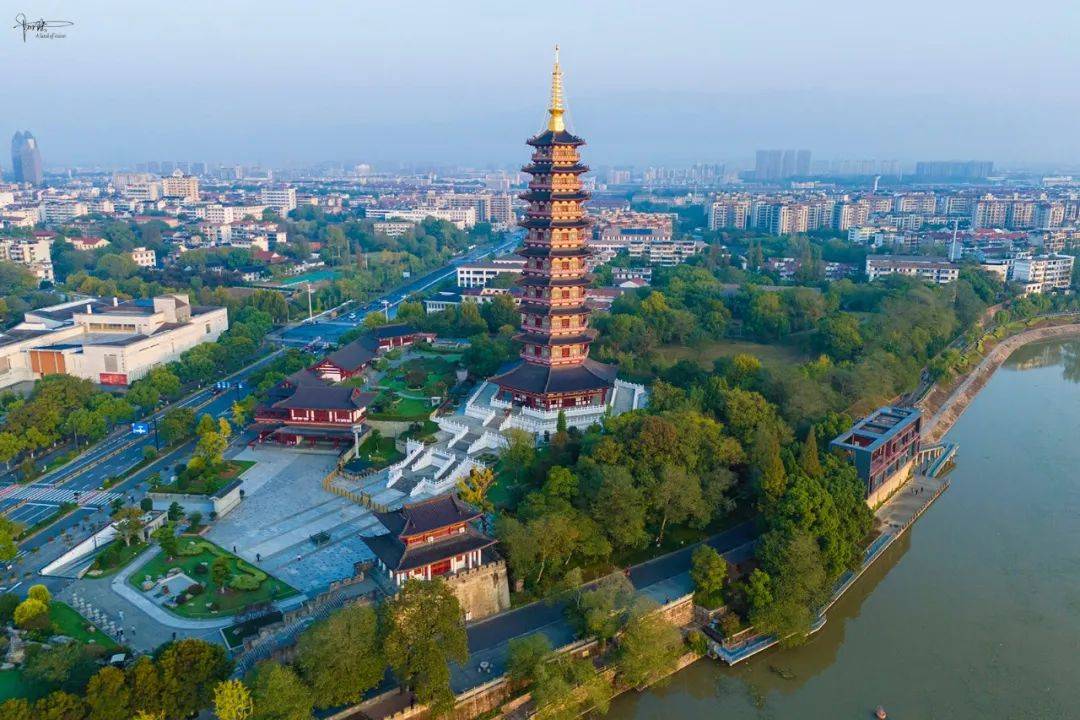 A scenic view of Suzhou Wanfo Shita