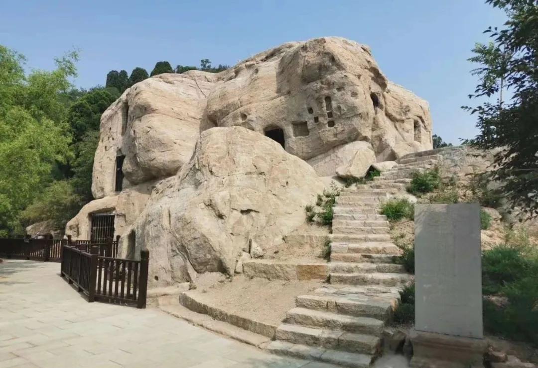 A scenic view of Taiyuan Longshan Grottoes